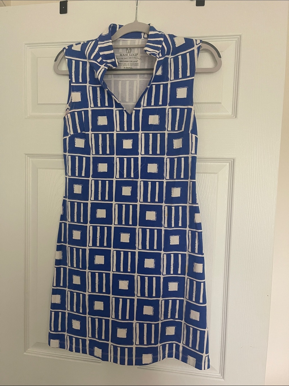 MAHI GOLD Blue & White Sleeveless Collared Geometric Shift Dress